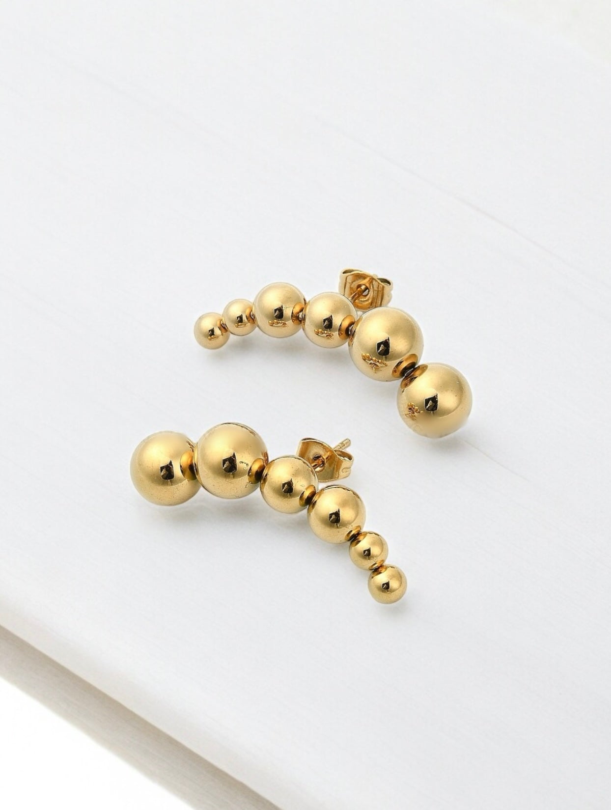 Curved bar stud earring