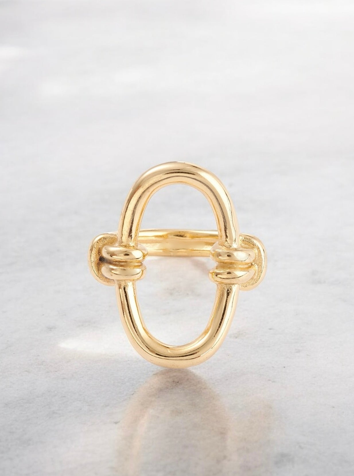 Carin oval ring