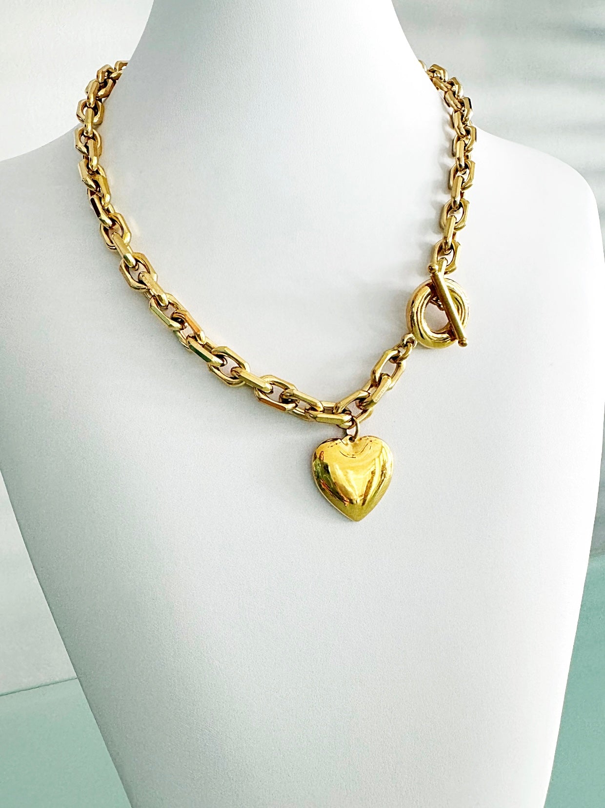 Heart bold necklace