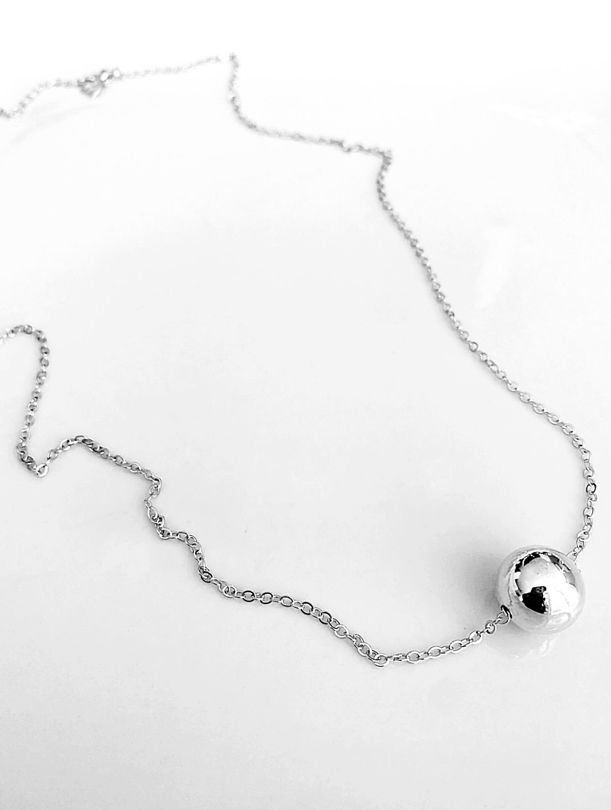 Single ball necklace